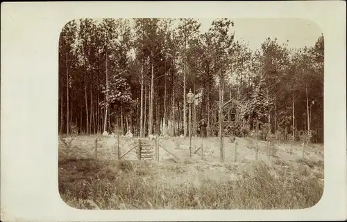 Foto Ak Berlin Zehlendorf Nikolassee, Zaun, Frau, Gebäude