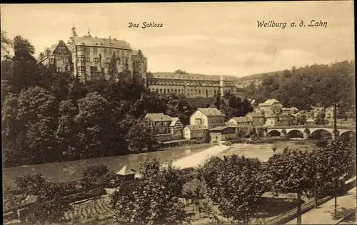 Ak Weilburg im Lahntal, Flusspartie, Brücke, Häuser, Schloss