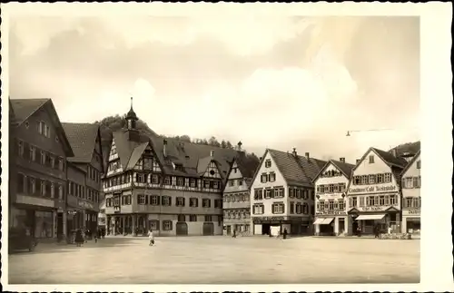 Ak Bad Urach in der Schwäbischen Alb, Blick auf Marktplatz mit Rathaus