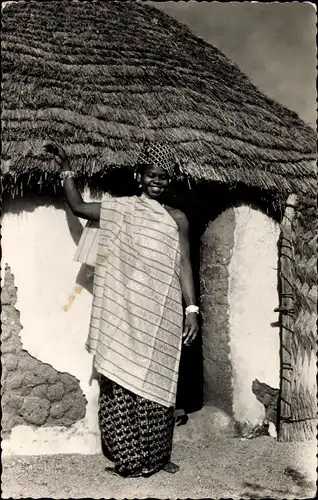 Ak Jeune femme foulbe, Afrikanerin in Tracht