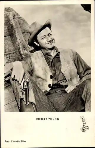 Ak Schauspieler Robert Young, Portrait, Revolver, Blut und Gold