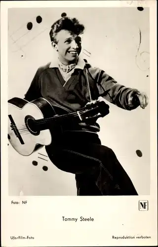 Ak Sänger und Schauspieler Tommy Steele, Portrait mit Gitarre, UFA