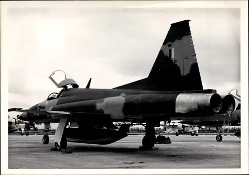 Foto Militärflugzeug in Tarnfarben