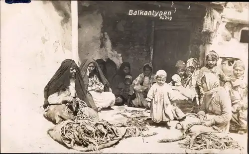 Foto Ak Balkantypen, Frauen und Kinder