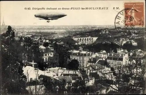 Ak Issy les Moulineaux Hauts de Seine, Dirigeable evoluant, Zeppelin über der Stadt