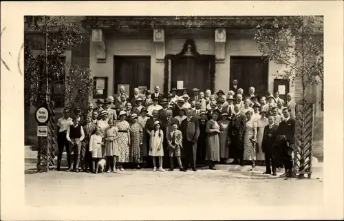 Foto Ak Murrhardt in Württemberg, Gruppenaufnahme vor dem Rathaus