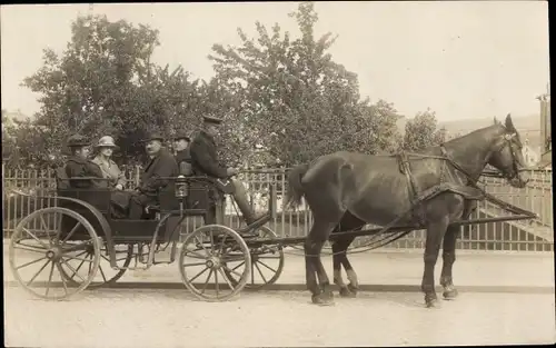 Foto Ak Kutsche, Familie, Kutscher, Gruppenbild, Pferd, Zaun