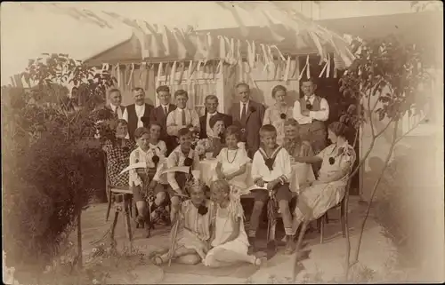 Foto Ak Erntefest bei Plischkes auf dem Feld, Gruppenbild, Kinder