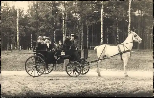 Foto Ak Kutsche, Familie, Pferd, Im Hintergrund Wald