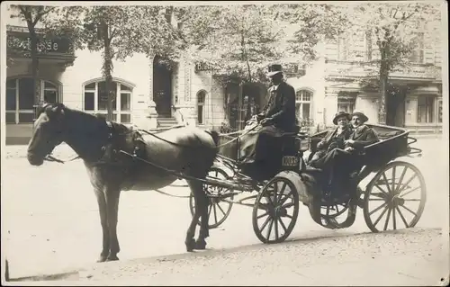 Foto Ak Kutsche, Ehepaar, Pferd, Wohnhäuser, Kutscher