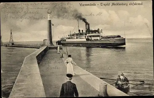 Ak Ostseebad Warnemünde Rostock, Trajekt Mecklenburg einfahrend, Fährschiff, Mole