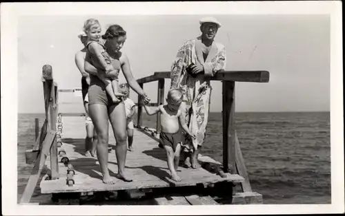 Foto Ak Dziwnów Berg Dievenow in Pommern, Urlauber, Familie in Bademoden, Steg