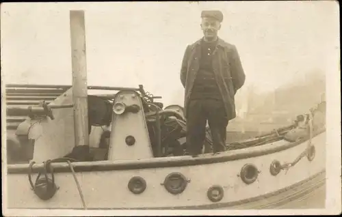 Foto Ak Fischer, Fischerboot, Portrait