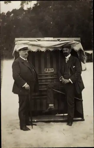 Foto Ak Międzywodzie Heidebrink Dziwnów Dievenow Insel Wollin Pommern, Männer am Strand, Strandkorb