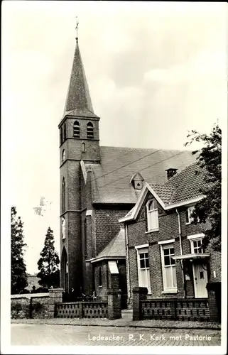 Ak Ledeacker Nordbrabant Niederlande, R. K. Kerk met Pastorie