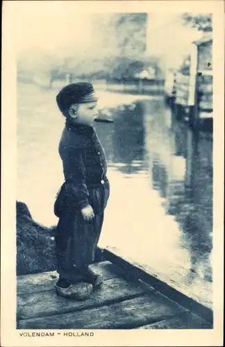 Ak Edam Volendam Nordholland, Junge in niederländischer Tracht, Fluss