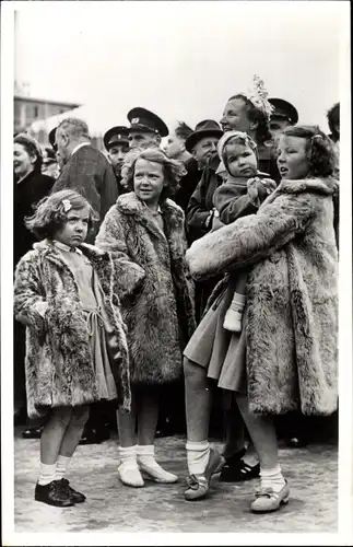 Ak Prinzessinnen Beatrix, Irene, Margriet und Marijke der Niederlande, Ankunft Prinz Bernhard 1950