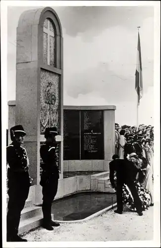 Ak Koninklijk bezoek aan de Provincie Zeeland, 1950, Ehrenmal, Kranzniederlegung