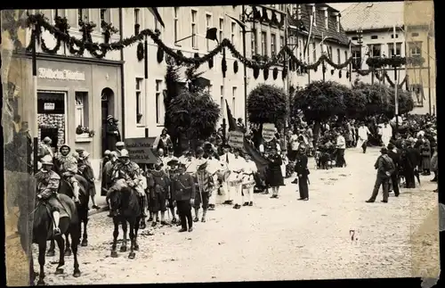 Foto Ak Triptis Thüringen, Festzug, Ansichtskartengeschäft Fotograf Wilhelm Martini