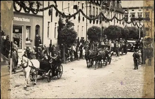 Foto Ak Triptis Thüringen, Festzug, Kutschen, Ansichtskartengeschäft Fotograf Wilhelm Martini