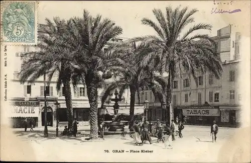 Ak Oran Algerien, Place Kléber, Tabacs, Anwohner am Brunnen auf dem Platz