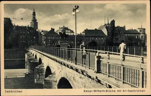 Ak Saarbrücken im Saarland, Kaiser-Wilhelm-Brücke mit Alt-Saarbrücken