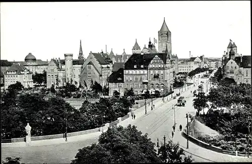 Ak Poznań Posen, An der Schlossbrücke, Straßenbahn, Türme der Stadt