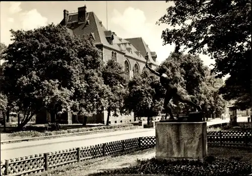 Ak Lutherstadt Eisleben, Platz der Jugend mit Marathonläufer-Denkmal