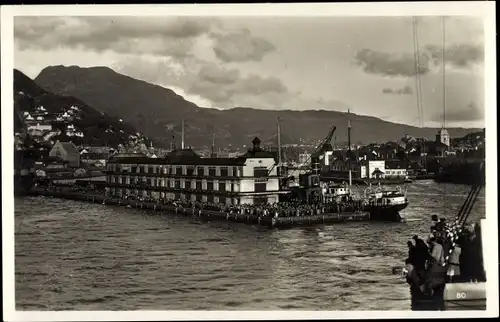 Ak Bergen Norwegen, Blick auf den Ort, Hafenpartie