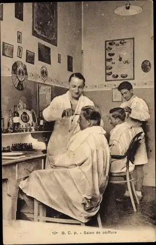 Ak Salon de coiffure, Männer beim Friseur