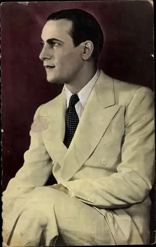 Ak Schauspieler, Seitenportrait, Anzug