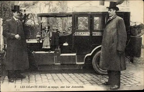 Ak Les Geants Hugo en voyage, avec leur Automobile