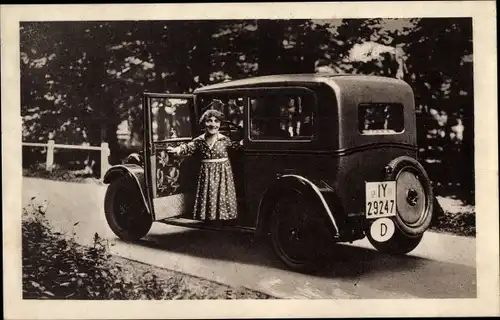 Ak Frau mit Automobil, Liliputaner, KFZ Kennz. IY 29247