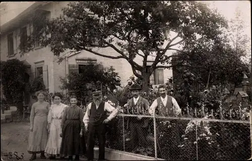 Ak Romanshorn Kanton Thurgau, Personen an einem Wohnhaus