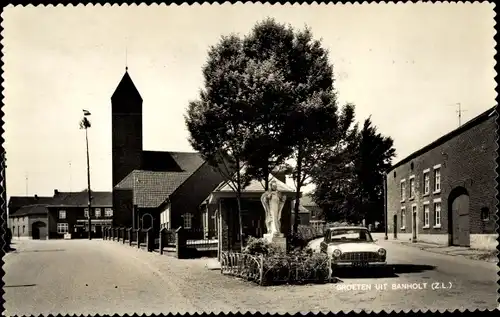 Ak Banholt Limburg Niederlande, Straßenansicht, Kirche, Statue