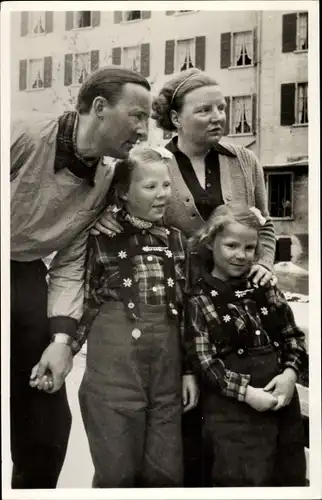 Ak Juliana der Niederlande, Prinz Bernhard, Prinzessinnen Beatrix, Irene, Zermatt 1947