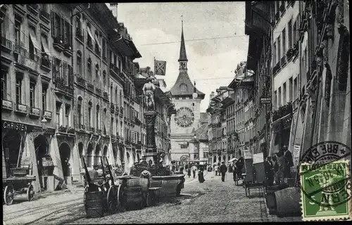 Ak Bern Stadt Schweiz, Marktgasse vom Kaiserhaus aus gesehen, Schützenbrunnen u. Käfigturm