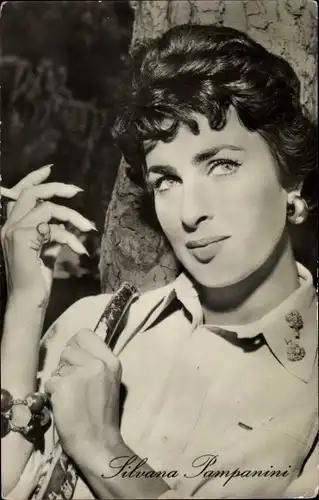Ak Schauspielerin Silvana Pampanini, Portrait, Zigarette