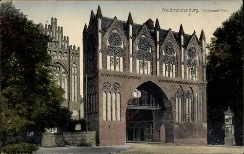 Ak Neubrandenburg in Mecklenburg, Treptower Tor