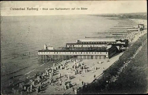 Ak Kołobrzeg Kolberg Pommern, Blick vom Kurhausturm auf die Bäder