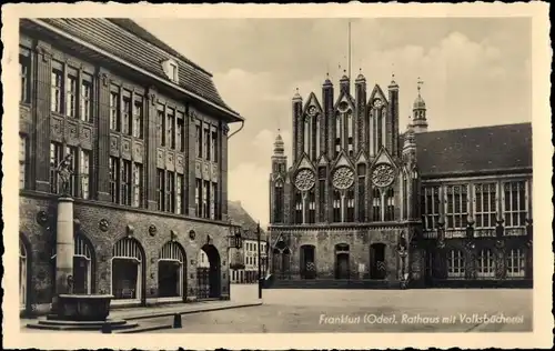 Ak Frankfurt an der Oder, Rathaus mit Volksbücherei, Brunnen