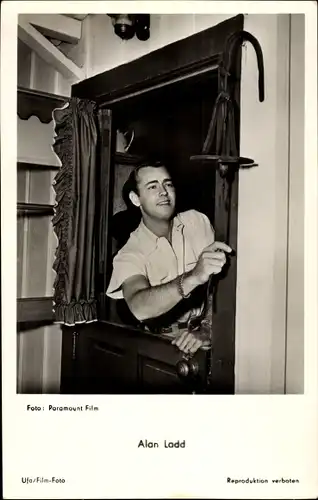 Ak Schauspieler Alan Ladd, aus dem Fenster schauend