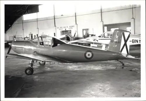 Foto Ak Spanisches ? Militärflugzeug in einer Halle, AISA I 11