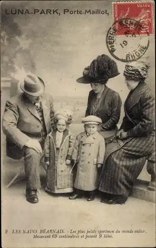 Ak Paris XVI., Luna Park, Porte Maillot, Les Nains Bearnais, Liliputaner