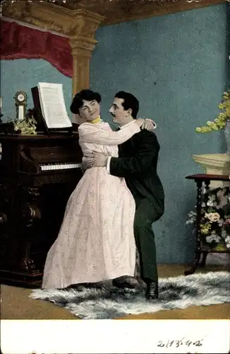 Ak Liebespaar am Klavier, Noten, Pelzteppich, Blumen