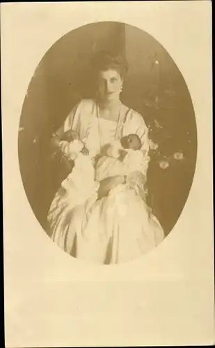 Foto Ak Margarete von Sachsen mit Kindern, Herzogin von Hohenzollern Sigmaringen, Portrait