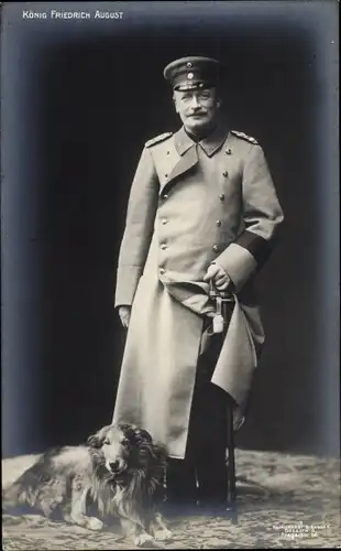 Ak König Friedrich August III. von Sachsen, Portrait in Uniformmantel mit Hund