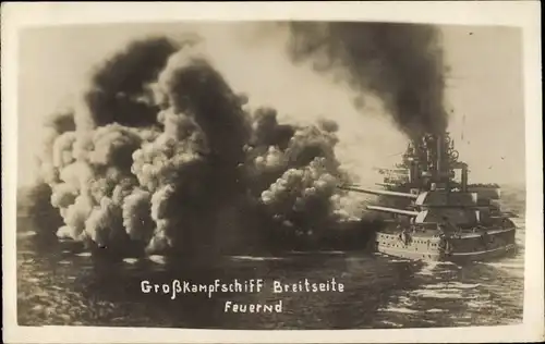 Foto Ak Deutsches Kriegsschiff, Großkampfschiff Breitseite feuernd