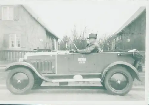 Foto Mann mit Hut in einem Automobil