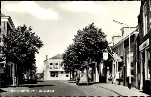 Ak Serooskerke Zeeland Niederlande, Torenstraat, Straßenpartie, Auto, Dorpsstraat